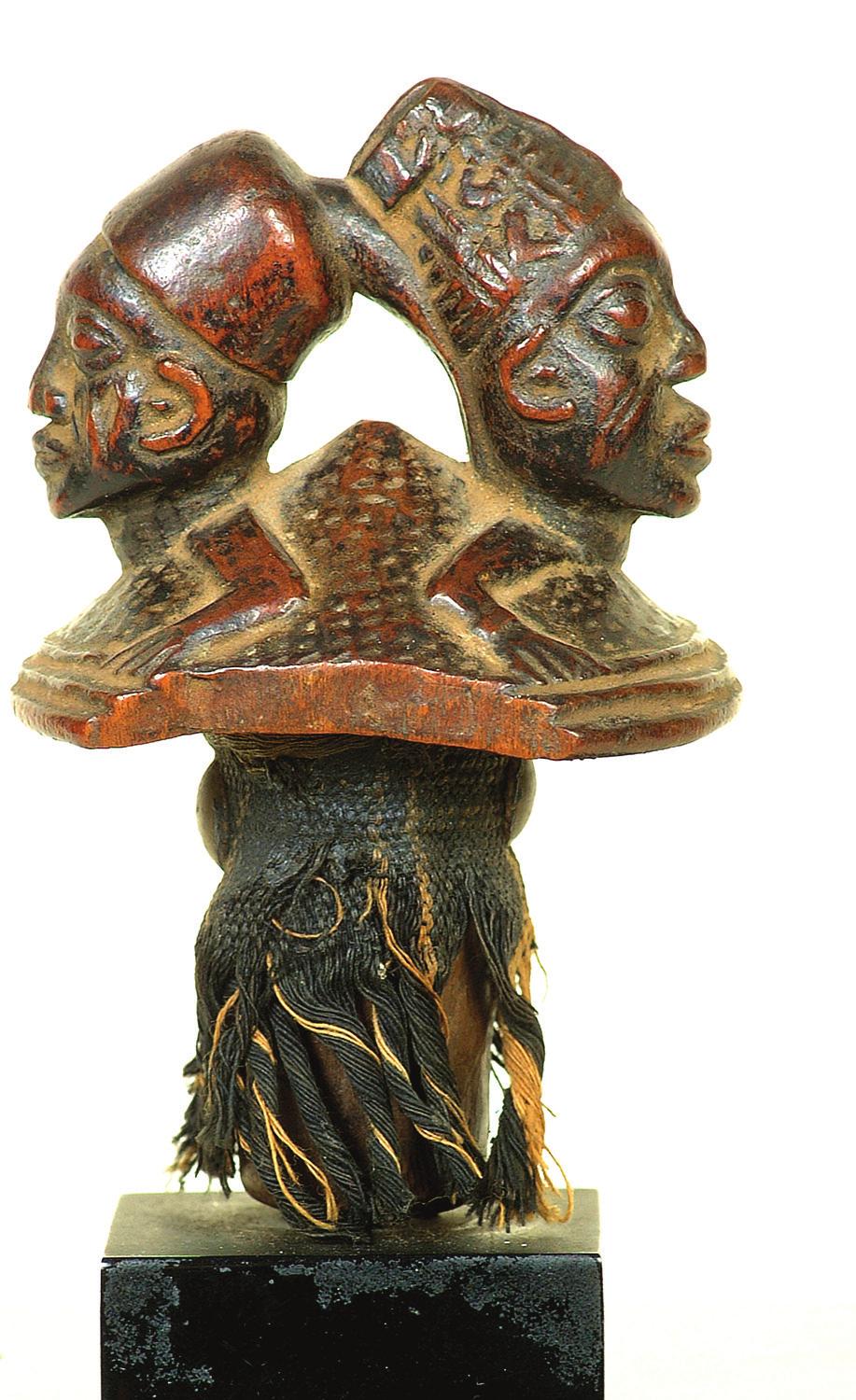 Digging Deeper...... into African Art by Laura Holland Y Yoruba Bottle Stopper, Nigeria, from the Collection of Charles Derby JEFF ANTKOWIAK es, every picture tells a story.