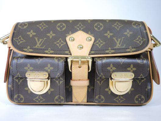LOUIS VUITTON 2005 Hudson PM Monogrammed Shoulder Bag Retailed for $1690, sold in one day for $799. 04/15/17 A classic bag by Louis Vuitton, the Hudson PM is as good looking as it is practical.