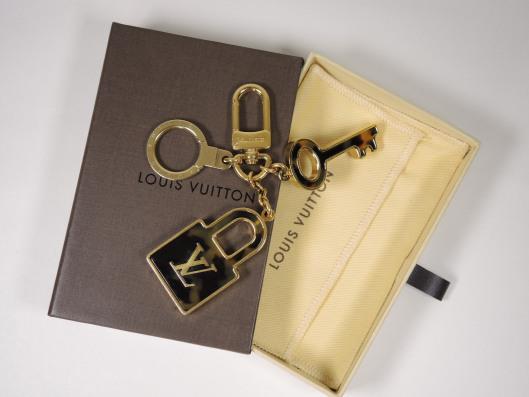 LOUIS VUITTON 2010 Gold-Tone and Tortoise Shell Confidence Bag Charm & Key Holder Retails for $490, sold in one day for $249.