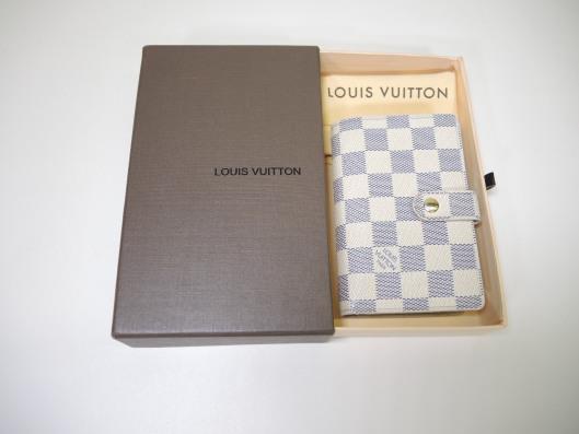 LOUIS VUITTON Damier Azur French Purse Wallet Retailed for $750, sold in one day for $429. 04/08/17 The grey and cream damier print from Louis Vuitton is a charming neutral for Spring.