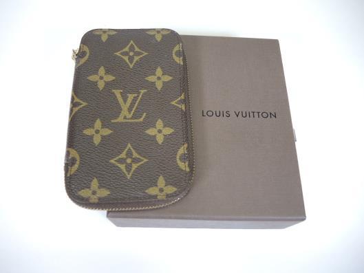 LOUIS VUITTON Six Key Holder Sold in one day for $149. 04/08/17 Organize your keys and maybe a few credit cards in this slim key holder.