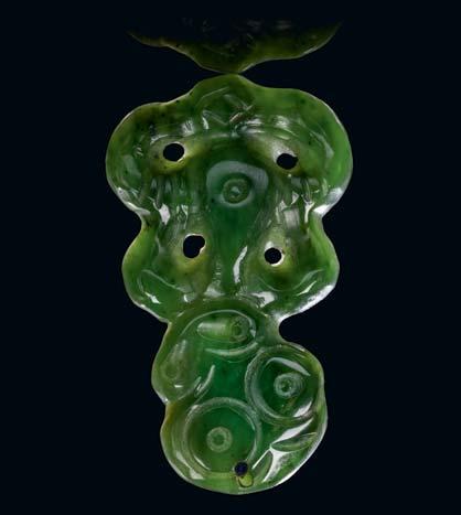 1,000-1,500 172 173 172 MAORI ANTHROPOMORPHIC PENDANT Delicately carved in hardstone, probably nephrite, this hei tiki has the head turning to the right and arms resting on the hips, the wide eyes,
