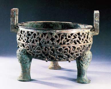 Warring States Period. Hollow Ding with Panchi Pattern 50cm high. Unearthed from Liuquan, Xinjiang county, Shanxi Province in 1980. Kept in Shanxi Archeology Research Institute.