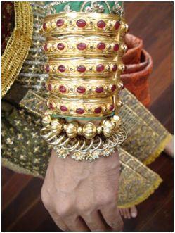 An ornamental belt is fastened around the waist, with its head in line with the pendant.