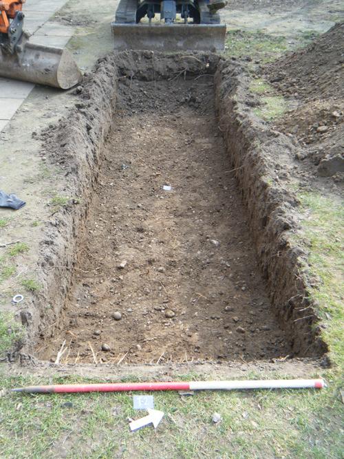 The evaluation trenches were excavated under archaeological supervision using a tracked excavator, through two layers: a thin modern topsoil 200mm thick (L1), and silt/clay 350-400mm thick