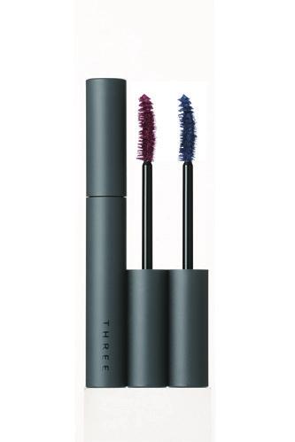 THREE ATMOSPHERIC DEFINITION MASCARA THREE Atmospheric Definition Mascara 2 shades 4,000 yen each (excluding tax) Mascara that gives you an expression with color and depth in your eyes through nuance