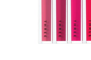 The gentle colors highlight the natural beauty of the lips, with the help of the applicator which defines the