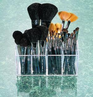 Makeup brushes come in a variety of shapes and sizes. They may be made of synthetic or animal hair with wooden or metal handles.