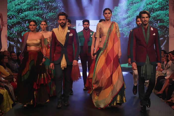 Indian Women s Cricket team s vice caption Harmanpreet Kaur was seen walking for finale show for Designer Archana Kochhar at Crocs Mysore Fashion Week