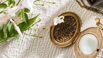 Fragrance (solid perfume) Enjoy the many benefits of essential oil in a long-lasting solid perfume.