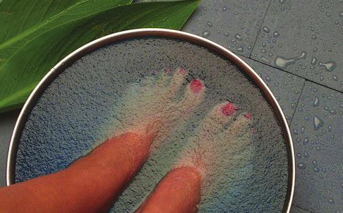What is Jelly-Pedi? Jelly-Pedi is truly a unique spa experience. Jelly-Pedi turns water into a luxurious encasing comfort, which provides the ultimate relief for stress and aching muscles.