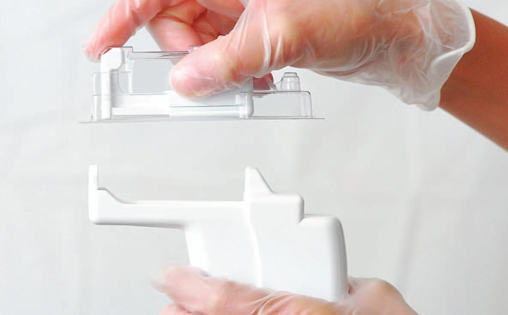 Set both the blister and cartridge down on the work surface. *Do not remove the cartridge from the blister package. 2.