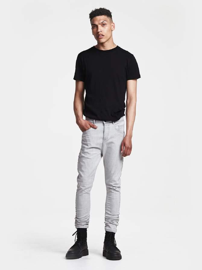 OJ 01-2 Basic Jeans Standard fit jeans with slightly dropped crotch.