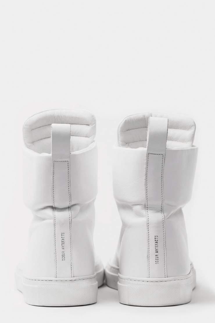 OA 05-2 Plain Sneaker High top sneakers in white leather. Elastic detail in soft leather instead of laces in front.