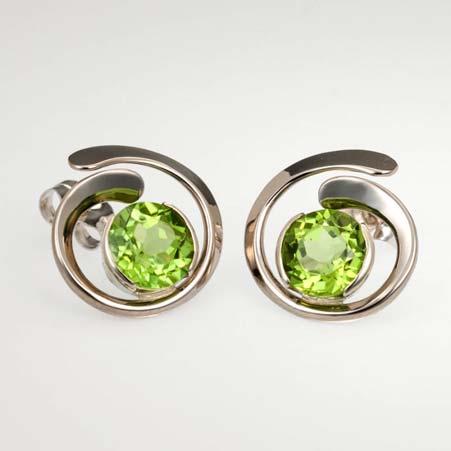 Peridot in 14kt White Gold Item # 3969 ALU: E186GUW Peridot Description: 14kt White Gold Hand Forged Two Round 7mm Peridot Partial Bezel Set Forged Overlap Design Post