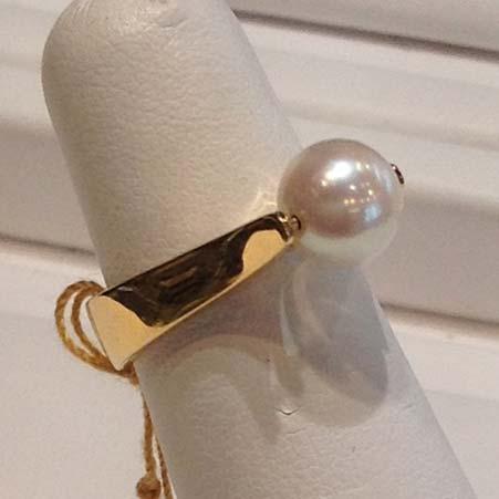 Name: Rolling Pearl Ring in 18kt Yellow Gold Item # 10280 ALU: ZM R332P Finger Size 5.