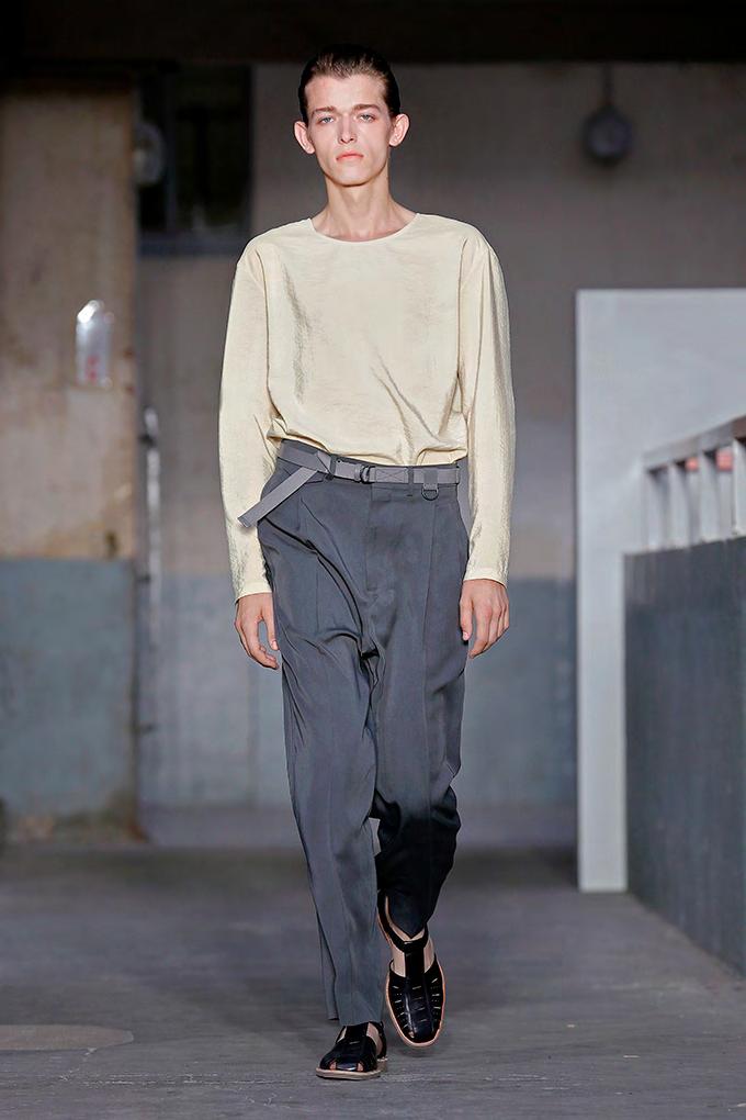 11. Long-sleeved tee-shirt in dry silk, two-pleated pants in tencel