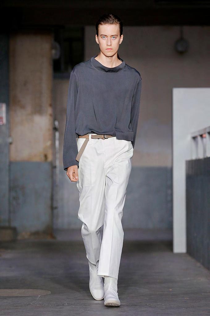 13. Stand collar tee-shirt in tencel twill, summer chino in dry