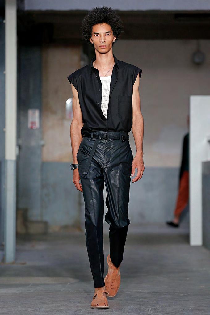 17. Sleeveless shirt in cotton mesh, tank top in waxed cotton mesh, suit pants in