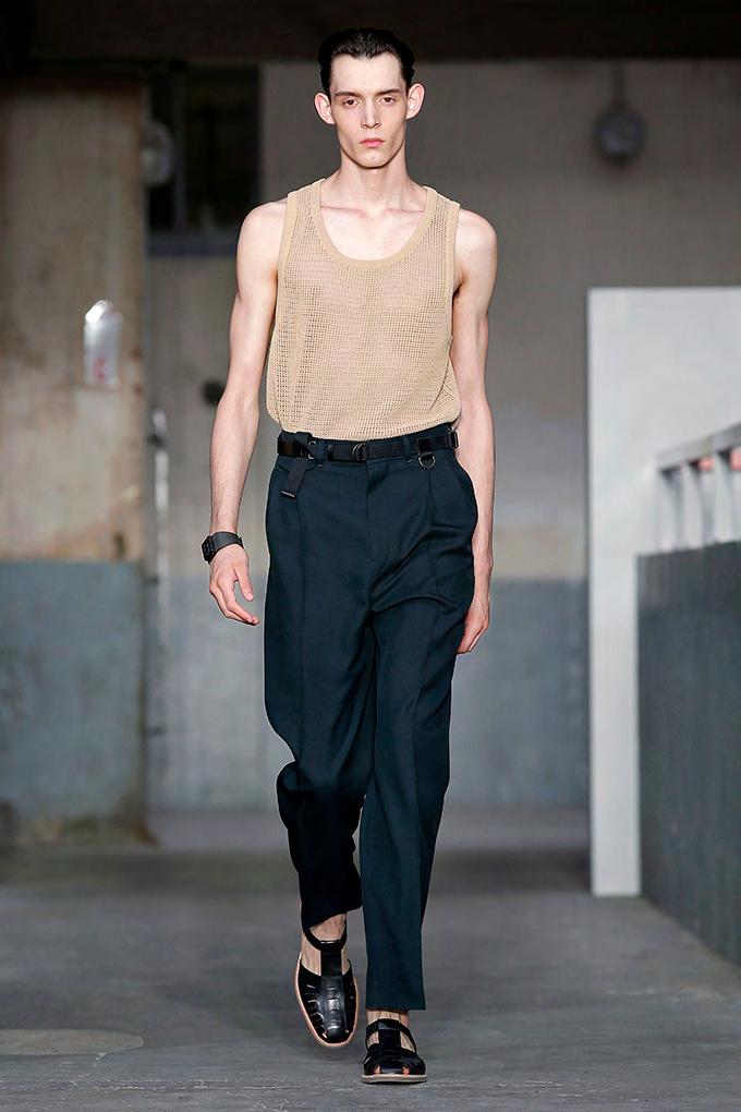 26. Tank top in waxed cotton mesh, two-pleated pants in wool