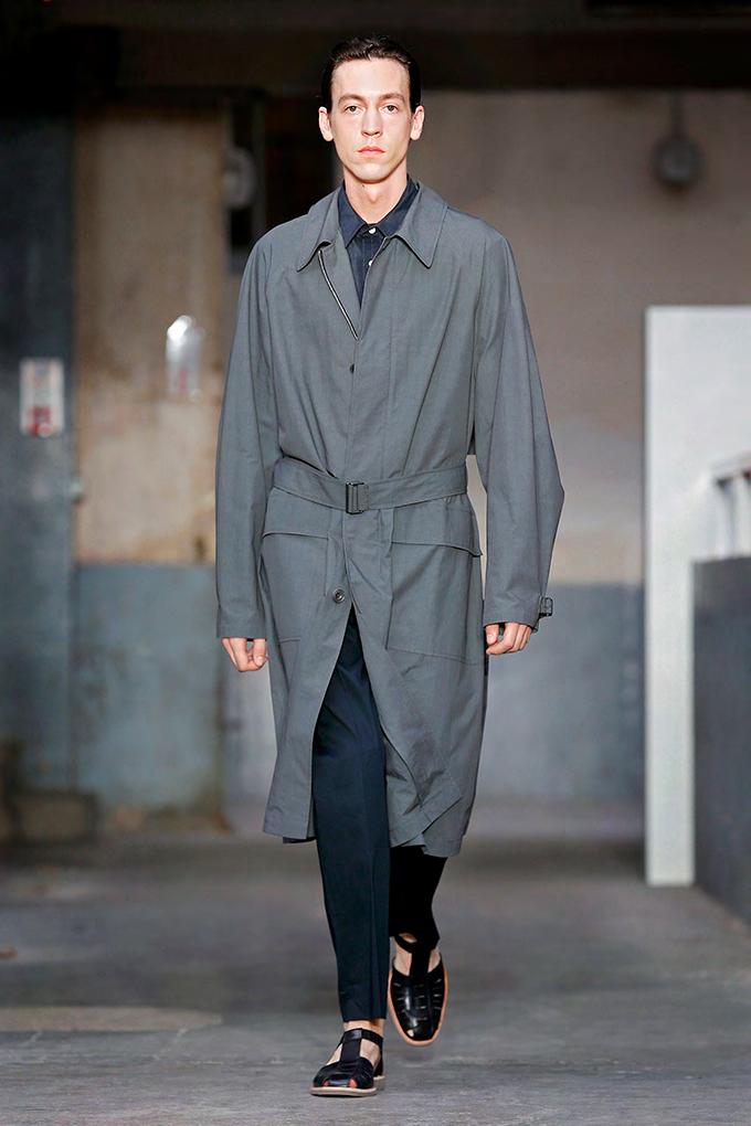 34. Great raincoat in water-repellent cotton ventile, straight collar shirt in