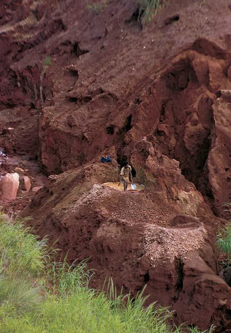 Currently, the mine is nearly abandoned, with only a few locals digging on the surface during the rainy season, when there is water available for washing the mined material (figure 9).