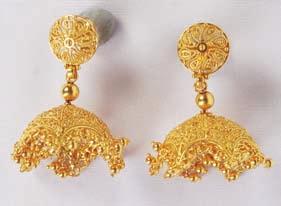 gold necklace set bearing vines and polki-set leaves centring on a