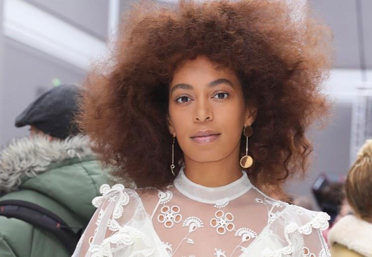 3 Solange Knowles skin erupted in hives during her wedding. While this would typically sound like a disaster, Knowles was apparently able to look back on her hive-filled wedding night and laugh.