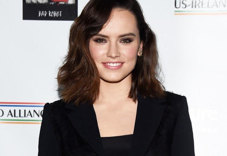 7 Daisy Ridley deals with PCOS-related pimples.