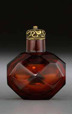 7cm) high $2,500-4,000 1750-1850 年雪霏地套紅料鯉魚紋鼻煙壺 6036 A FACETED RUBY-RED GLASS Possibly Imperial, attributed to Palace Workshops, Beijing, 1720-1800 Rising from a hexagonal flat foot to a cylindrical