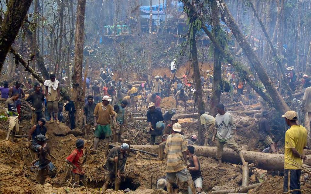 Ruby and sapphire rush near Didy, Madagascar 38 On April 23 rd NR was able to see several thousand miners working a narrow stream.