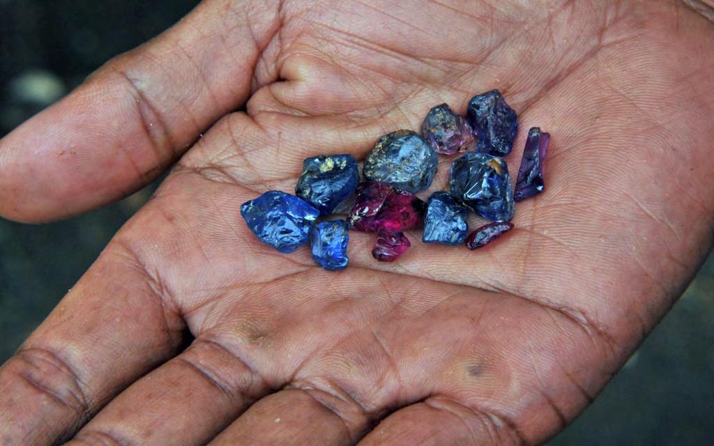 Ruby and sapphire rush near Didy, Madagascar 42 FIELD AND MARKET OBSERVATIONS OF ROUGH CRYSTALS SEEN AROUND DIDY: During the visit to Madagascar author VP was able to see several clean and attractive