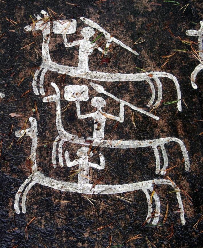 Image: Mounted warriors (petroglyph; white