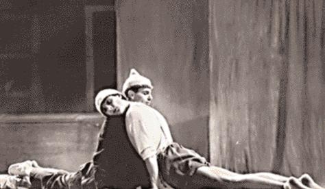 After the dissolution of the dance-theater company Fenice di Venezia, the Sosta Palmizi Company directed by Carolyn Carlson, Francesca Bertolli, Roberto Cocconi, Roberto Castello, Michele Abbondanza,
