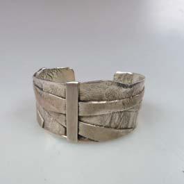 25 3.2 cm., 57.9 grams 2 Mexican Sterling Silver Spring Hinged Cuff Bangle 77.