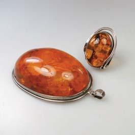 6 grams 86 Rachel Gera Israeli Sterling Silver Ring bezel set with an oval amethyst
