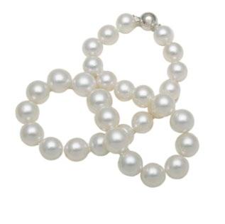 34 SINGLE GRADUATED STRAND OF SOUTH SEA PEARLS composed of 31 pearls (12.1mm to 15.