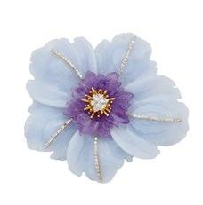 8 grams $600 800 10 18K YELLOW GOLD FLORAL BROOCH formed with a carved lace agate & amethyst flower head, decorated