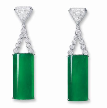Highly prized for the translucency and richness, the jadeite reflects the lofty rank held by the first-grade court official who owned the fastener.