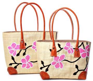 M40 Striking raffia baskets with pattern on the front and