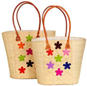 small 31cm W x 21cm H medium 34cm W x 28cm H M50BK: black M50N: natural M51 Pretty bucket style