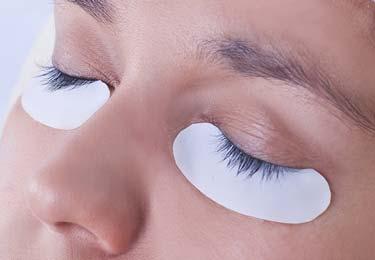 Allow upper lashes to rest on the Eye Gel Pad.