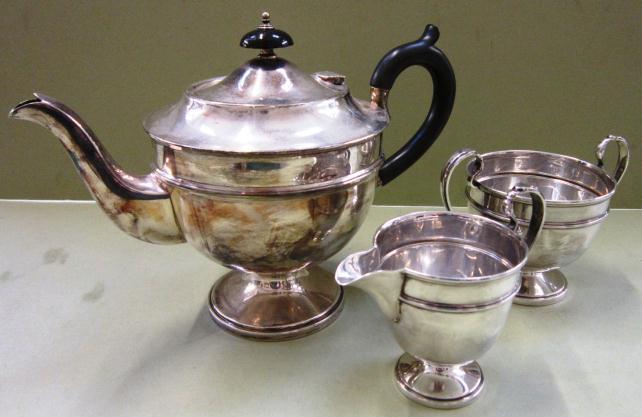 15. A silver four-piece tea and coffee service of Georgian style Mark of William Comyns & Sons, London, 1968, with gadroon borders on circular pedestal foot, the coffee pot 28 cm. high, 80oz.