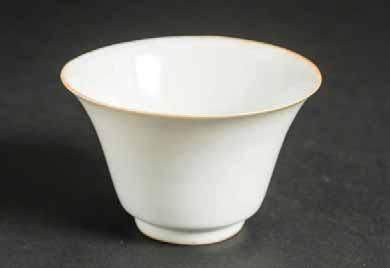 42 A CHINESE BLANC DE CHINE CUP Blanc-de-Chine porcelain. China, Qing dynasty, approx. 18 th - 19 th This piece exhibits a very fine and elegant design.