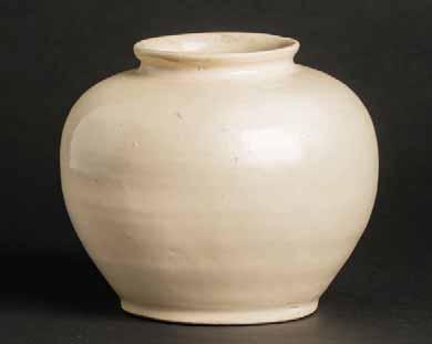 6 CM Condition: Flawless condition Provenance: From the of Jürgen L. Fischer, Ascona 43 A CHINESE GLAZED STONEWARE POT VESSEL Glazed stoneware.
