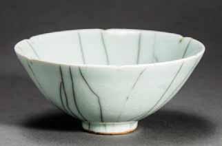 72 A CHINESE PORCELAIN BOWL WITH CRAQUELURE Porcelain.