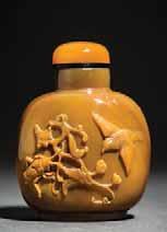 97 AGATE SNUFF BOTTLE WITH BEETLE ON WINE TREE BRANCHES AND A BIRD Agate. China, 20th Wide, round form, the color yellow-brown with a slightly white area. Perfectly crafted surface and polish.