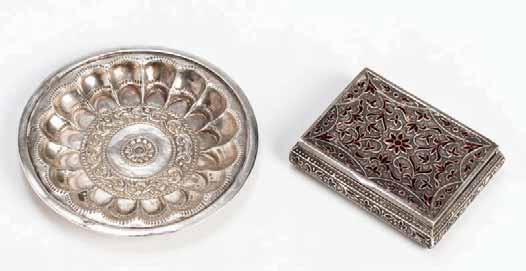 mirror. Indonesia, 19 th to early 20 th Of circular shape with elaborate floral decoration on one side and the mirror on the other. Silver mark 800.