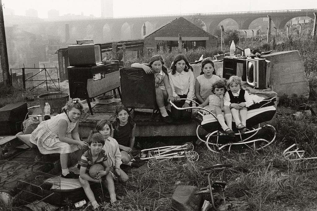 AMBER: INTEGRATE LIFE AND WORK AND FRIENDSHIP Children playing with discarded junk, Byker, 1971, Sirkka-Liisa Konttinen RADICAL COMMITMENT What possesses a group of artists to buy and run a pub as a