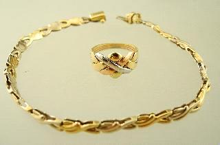 559 10k yellow gold and hematite ring. 581 582 583 Lot # 560 560 18k yellow gold bracelet. $200 - $400 561 Two silver bangle bracelets.